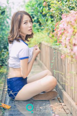 戴流苏耳环的少女